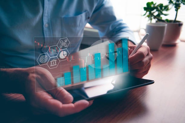uomo-daffari-con-tablet-con-dati-analitici-business-intelligence-e-concetti-di-visualizzazione.jpg